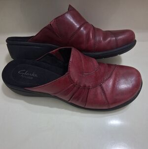 Clarks Red Leather Slip-On Shoes Size 8M Pre-owned
